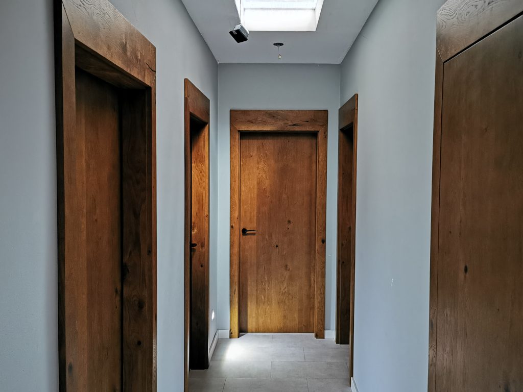 Drzwi w rustykalnym i wędzonym dębie podłogi panele quercus