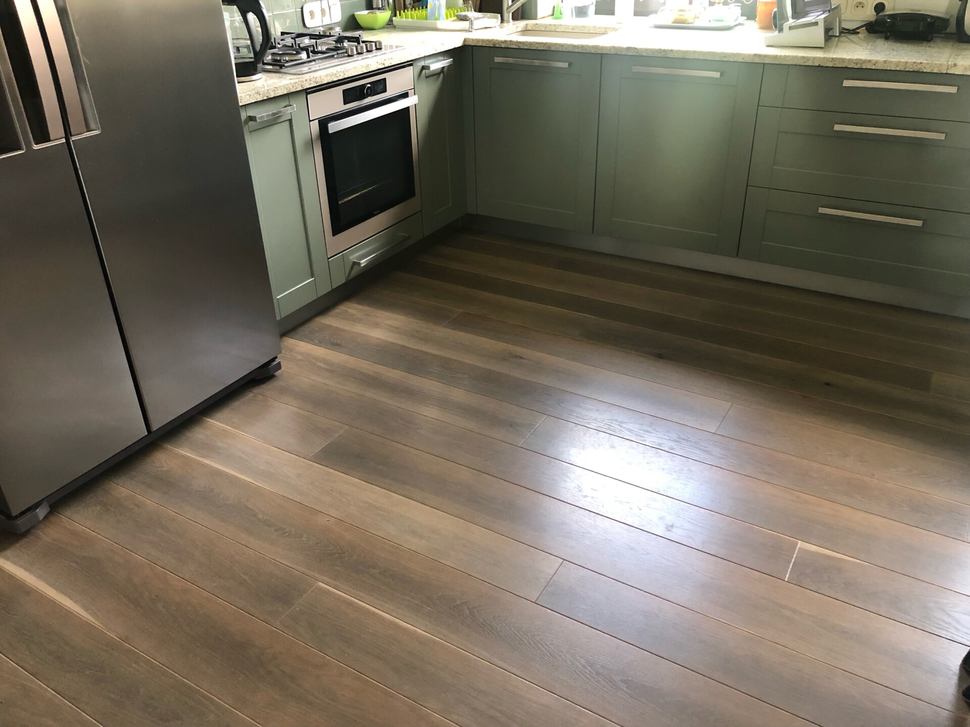 Podłoga drewniana olejedwona w kuchni i salonie