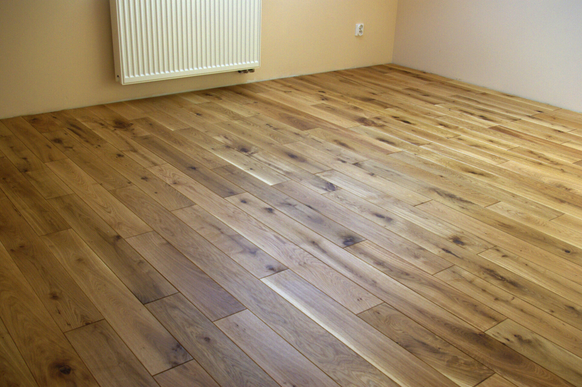 Podłoga drewniana warstwowa dębowa olejowana w salonie