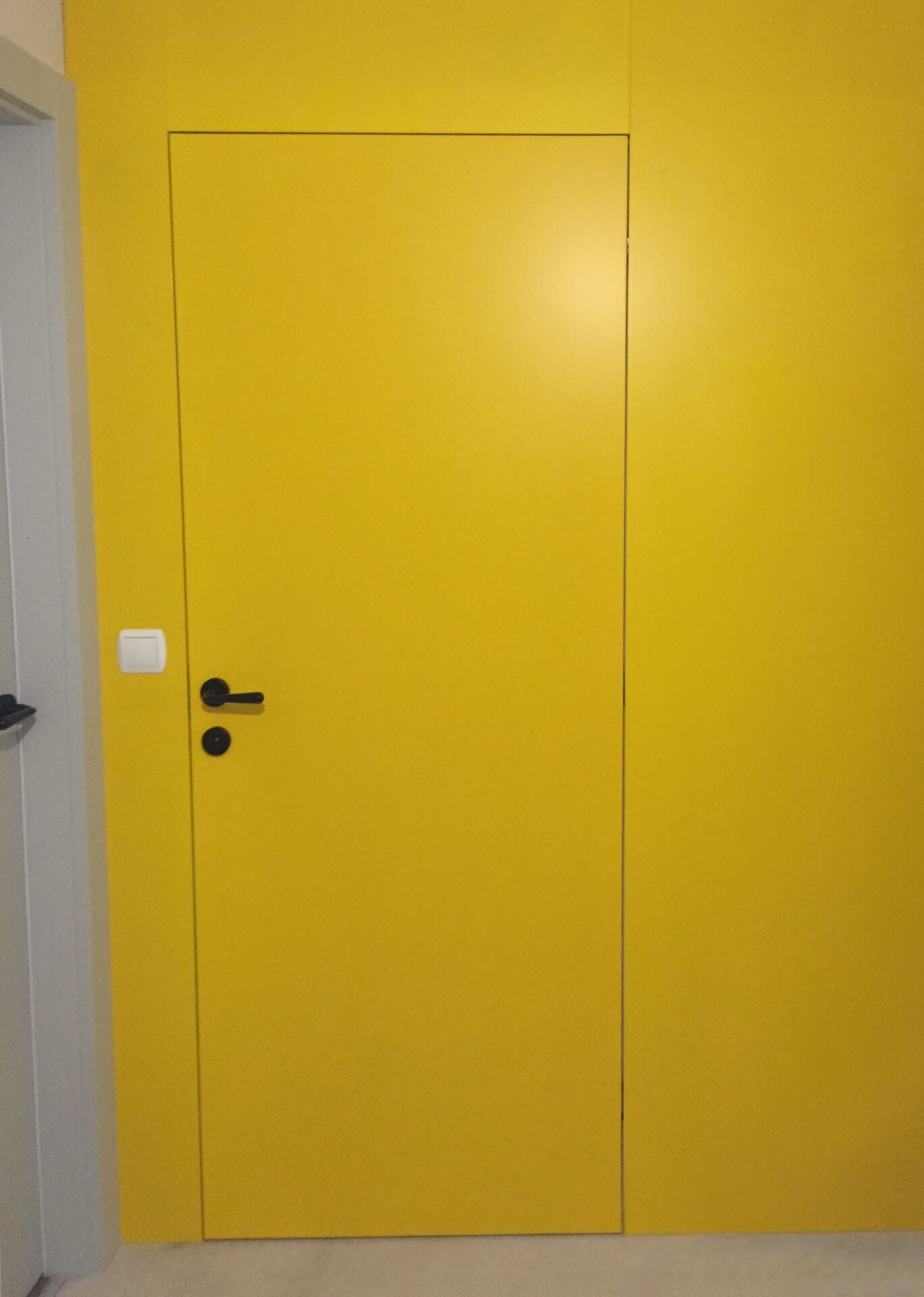 Żółte drzwi wewnętrzne na wymiar do łazienki z zabudową