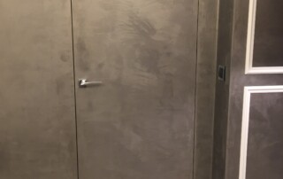 Drzwi ukryte w kolorze szarym w domu