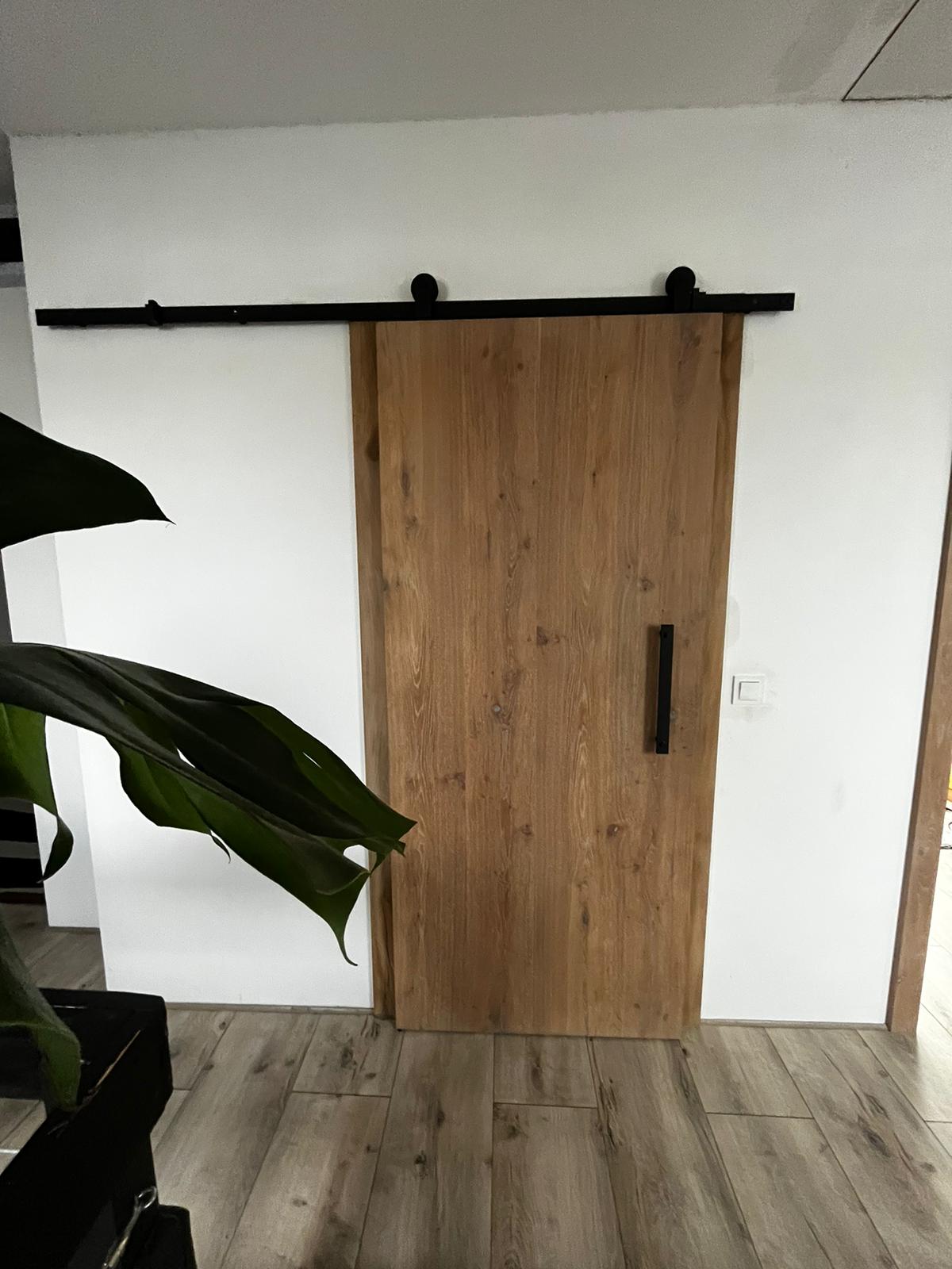 Drzwi przesuwne rustykalne w stylu loftowym