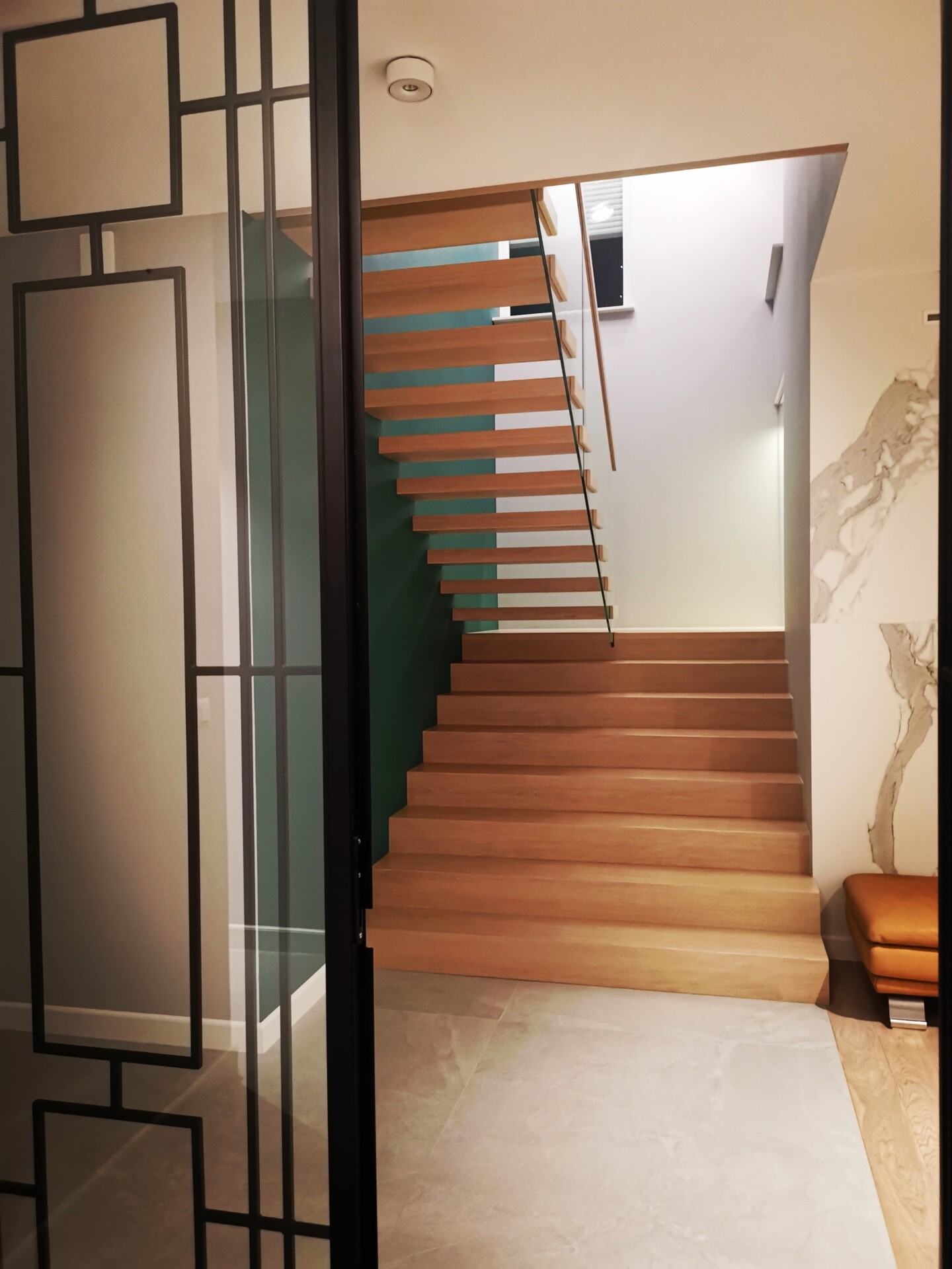 style wnętrz design schody drewniane 2023