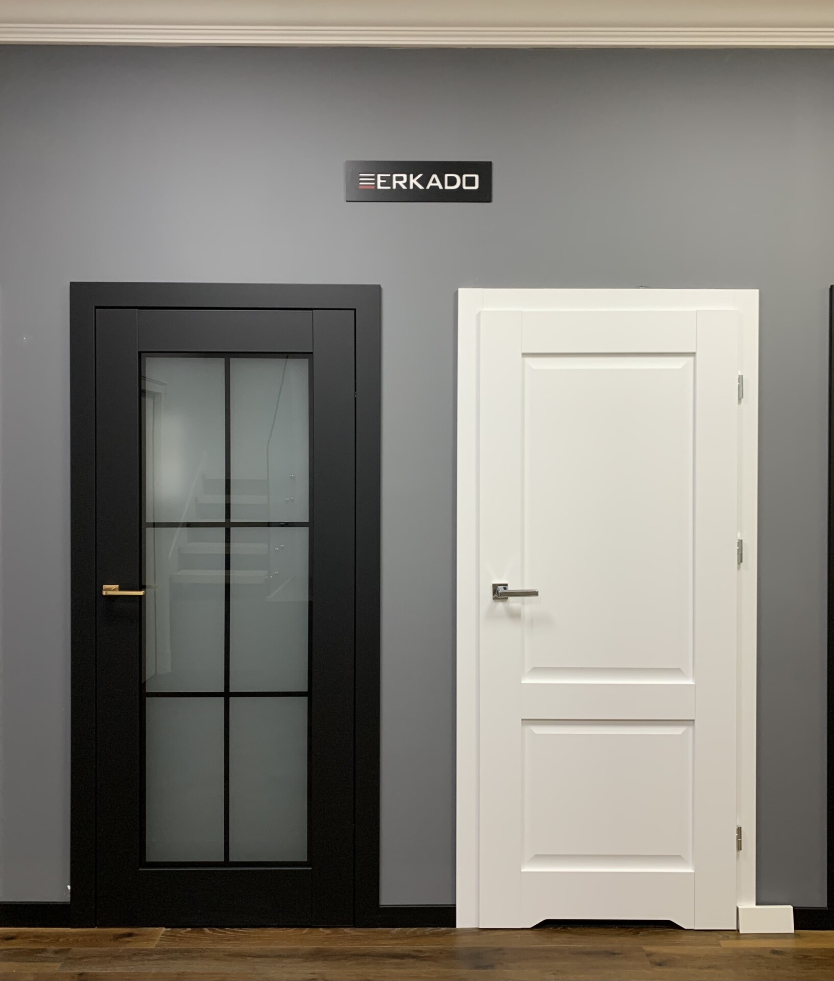 Drzwi wewnętrzne MDF ramowe białe i czarne z szybką